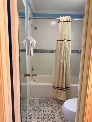 Shower, hair dryer, towels, soap - The Princess Anne hotel (Williamsburg)