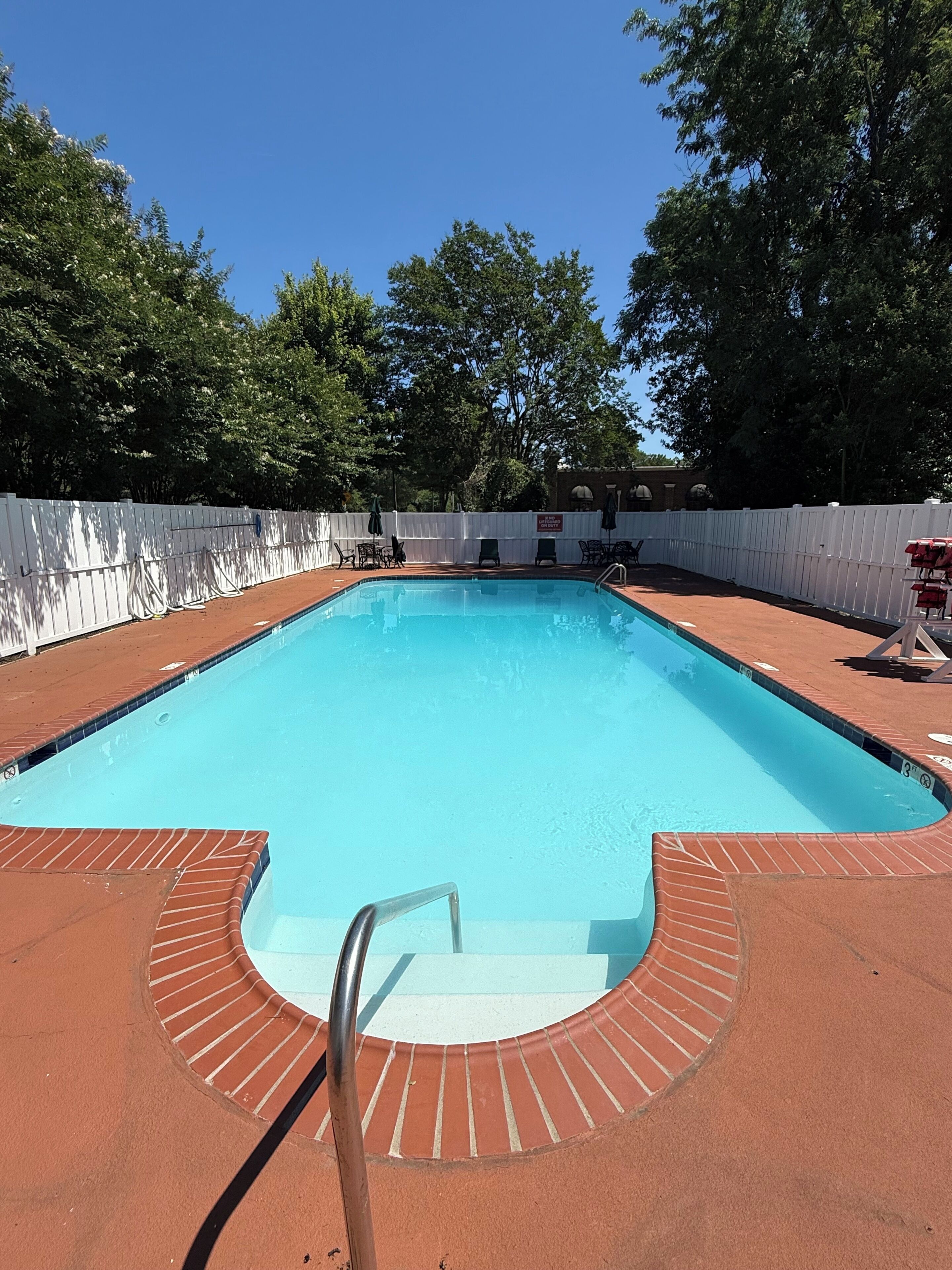 Una piscina al aire libre de temporada