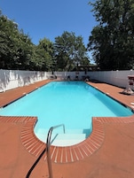 Una piscina al aire libre de temporada