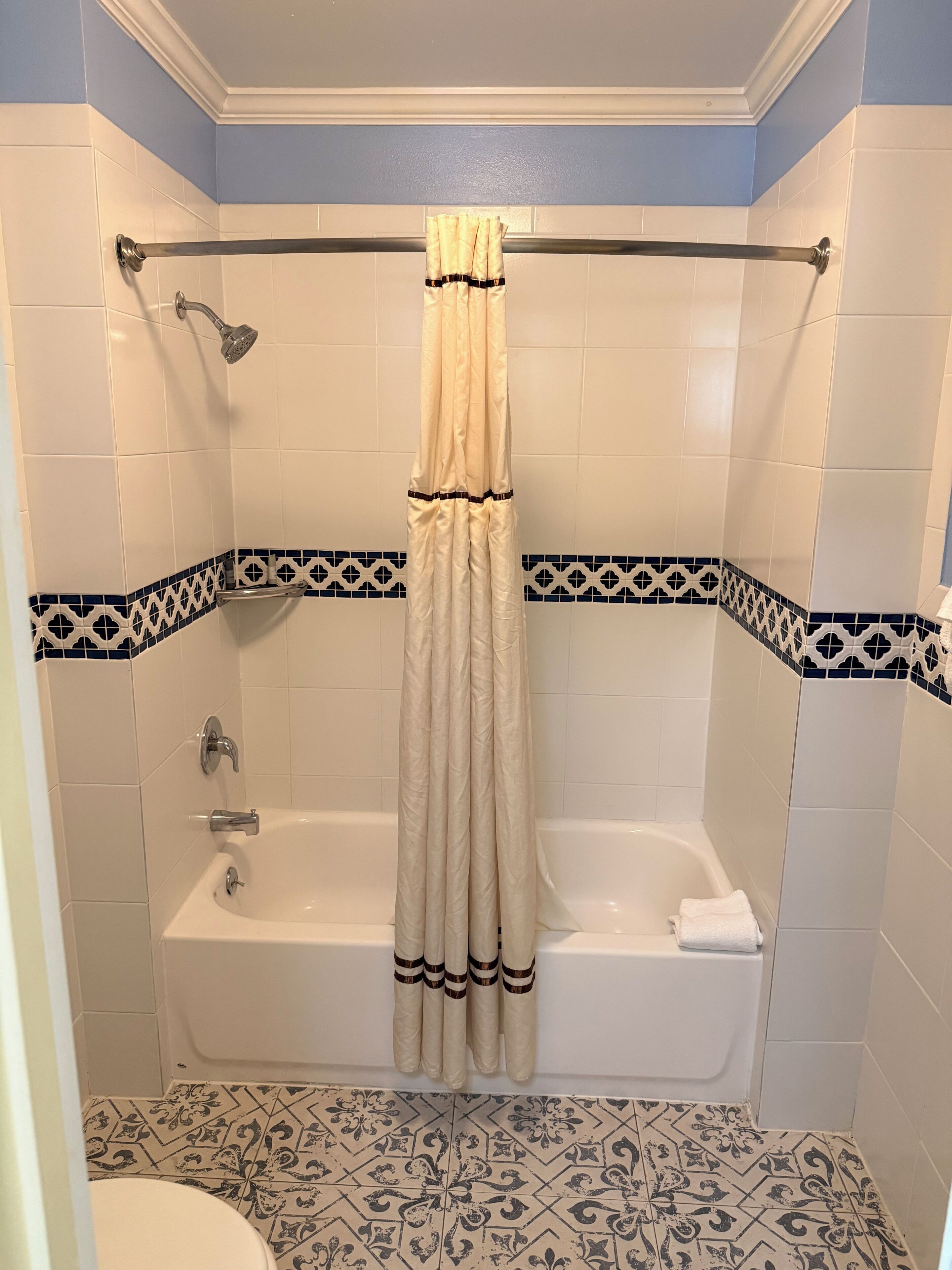 Une salle de bain avec une baignoire, une douche et des toilettes.