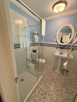 Habitación individual superior | Baño | Ducha, secador de pelo, toallas y jabón