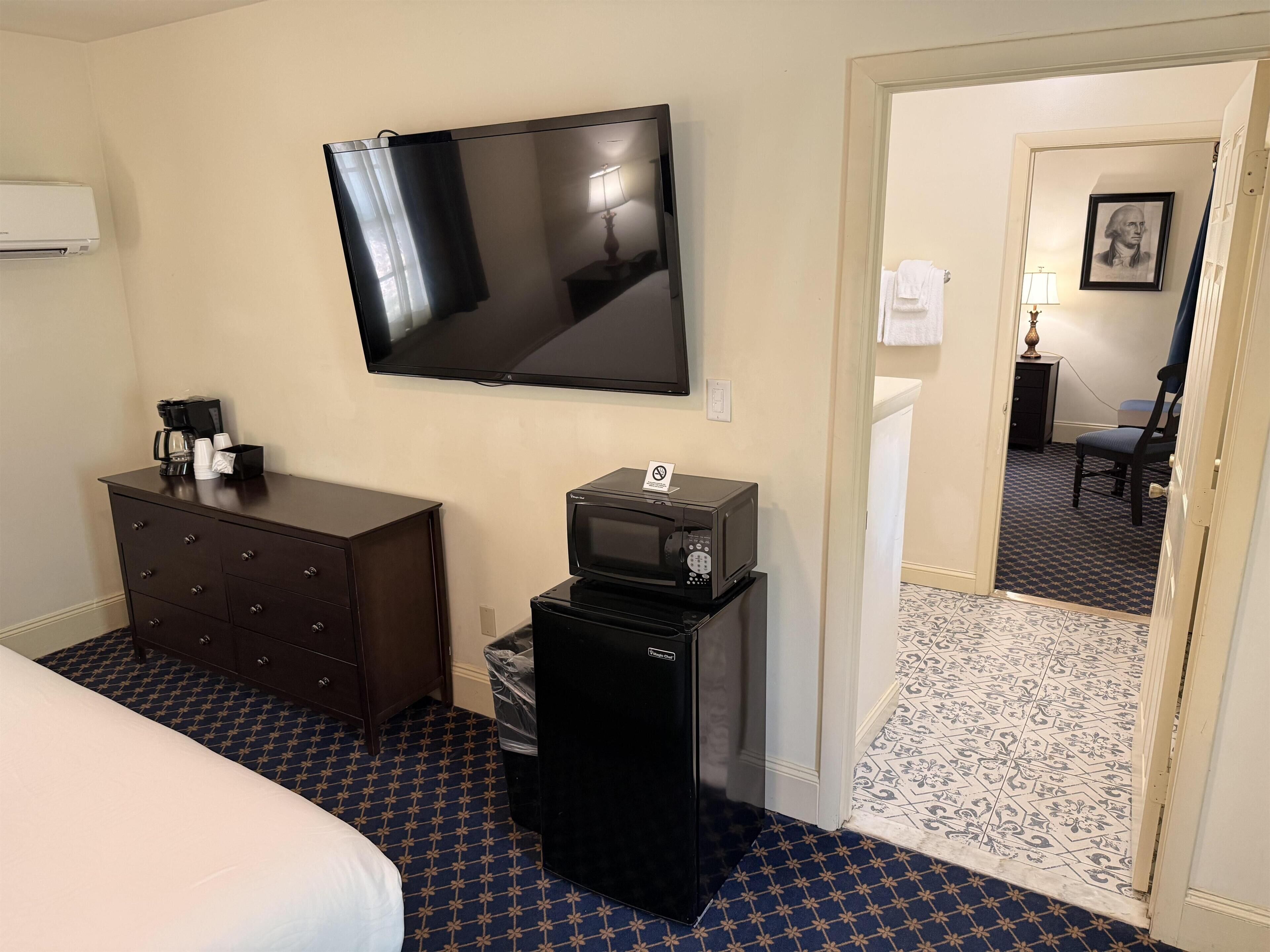 Suite, Multiple Beds, Non Smoking, Refrigerator & Microwave | Iron/ironing board, WiFi (free), bed sheets