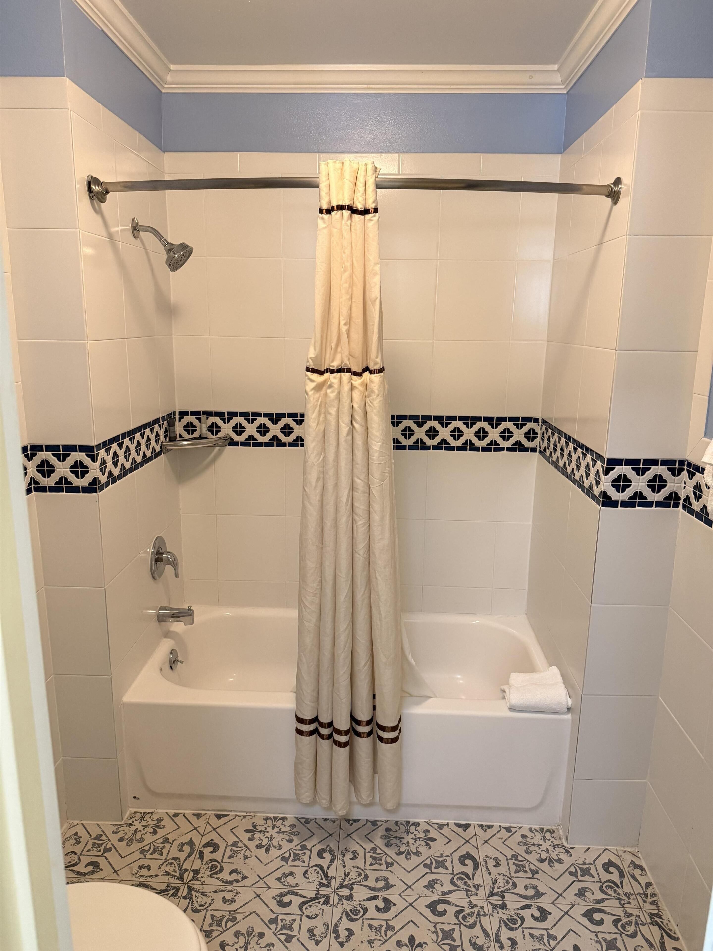 Une salle de bain avec une baignoire, une douche et des toilettes.