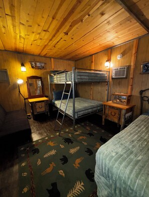 Room - The Knot & Pine Cabin - Minutes from Sturgis - Sleeps 8 (Sturgis)