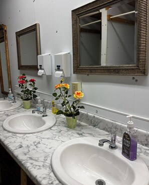 Bathroom - The Knot & Pine Cabin - Minutes from Sturgis - Sleeps 8 (Sturgis)