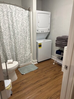 Een haardroger, handdoeken, zeep, toiletpapier