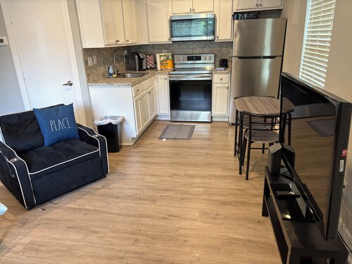 Cozy 1-bedroom apartment in serene Alvin with AC