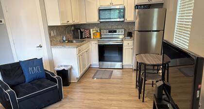 Cozy 1-bedroom apartment in serene Alvin with AC
