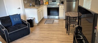 Cozy 1-bedroom apartment in serene Alvin with AC