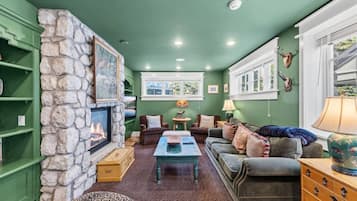 TV, fireplace