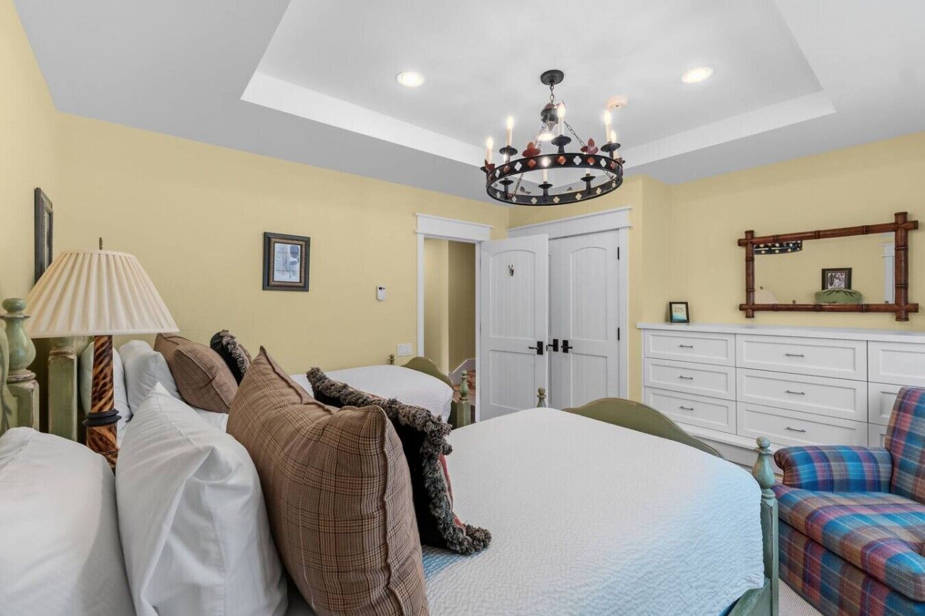 6 bedrooms, desk, WiFi, bed sheets