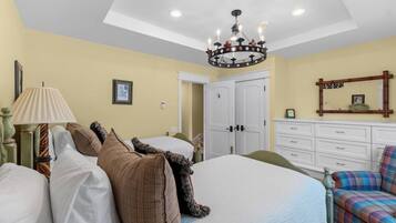 6 bedrooms, desk, WiFi, bed sheets
