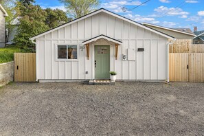 Exterior - Happy's Hideout Bungalow w/ Fully Fenced yard, Downtown! (Ellensburg)