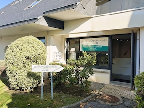 The entrance of Les Transats Marines with a sign indicating the location of vacancies and contact information. - Bénodet – Everything within walking distance in a cosy duplex (BENODET)
