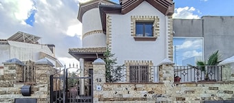 Awesome home in Jun with WiFi