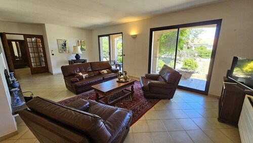 TILLEUL HOUSE—ACCOMMODATES 8—WIFI—NEAR BEACH AND SHOPS