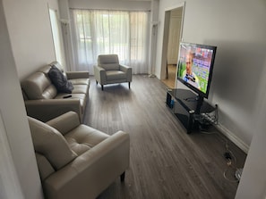 Smart TV - CasaLoma Private Oasis, minutes from the YYZ airport. (LIC 2026-005872-STA) (Mississauga)