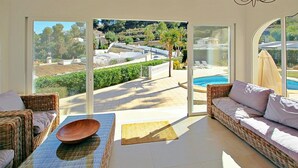 Ein geräumiger Balkon mit Blick auf einen Pool und die umliegende Landschaft.
