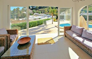 Ein geräumiger Balkon mit Blick auf einen Pool und die umliegende Landschaft.