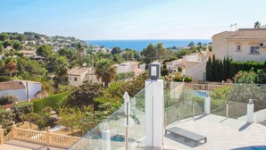 A residential area with a view of the sea, a swimming pool, and a balcony with a glass railing. - Stunning home in Benissa (Benissa)