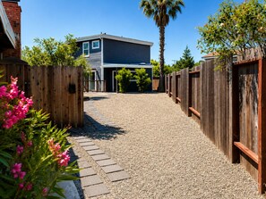 Property grounds - Wine country charm, city conveniences within reach (Napa)