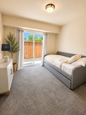 Living area - Wine country charm, city conveniences within reach (Napa)