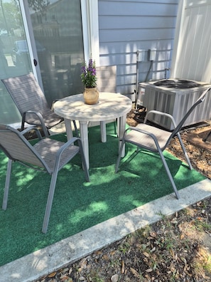 Outdoor dining - Best location cozy condo in Biloxi Beach, 2b-1.5b. (Biloxi)