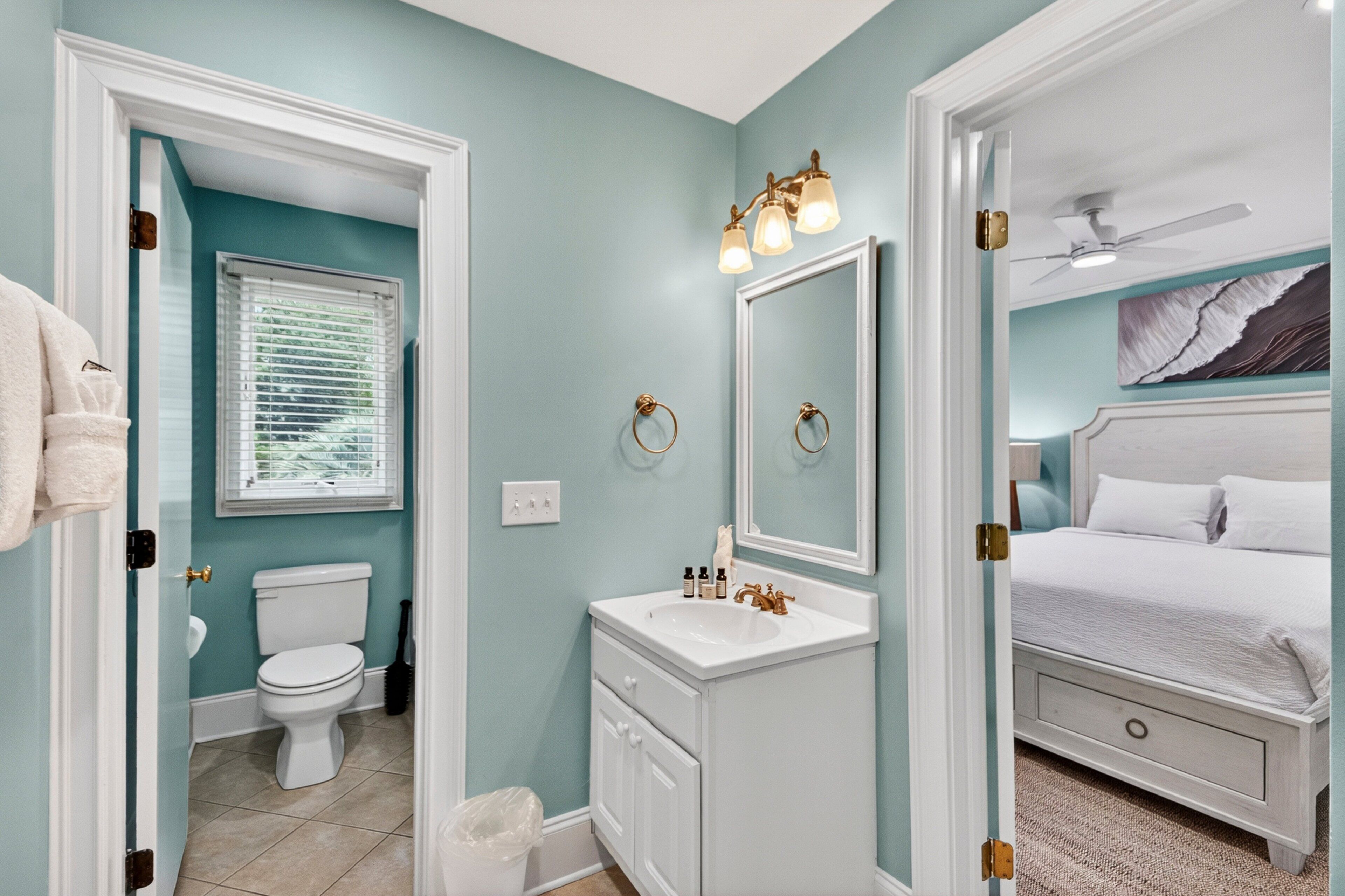 Une salle de bain avec des toilettes, un lavabo et un miroir.