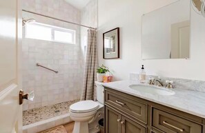 Douche, sèche-cheveux, serviettes fournies, savon