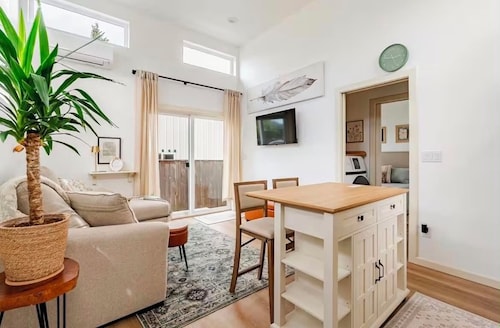 Lovely 1-bedroom cottage with AC in charming Monroe
Private outdoor patio