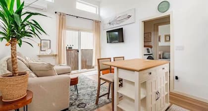 Lovely 1-bedroom cottage with AC in charming Monroe
Private outdoor patio