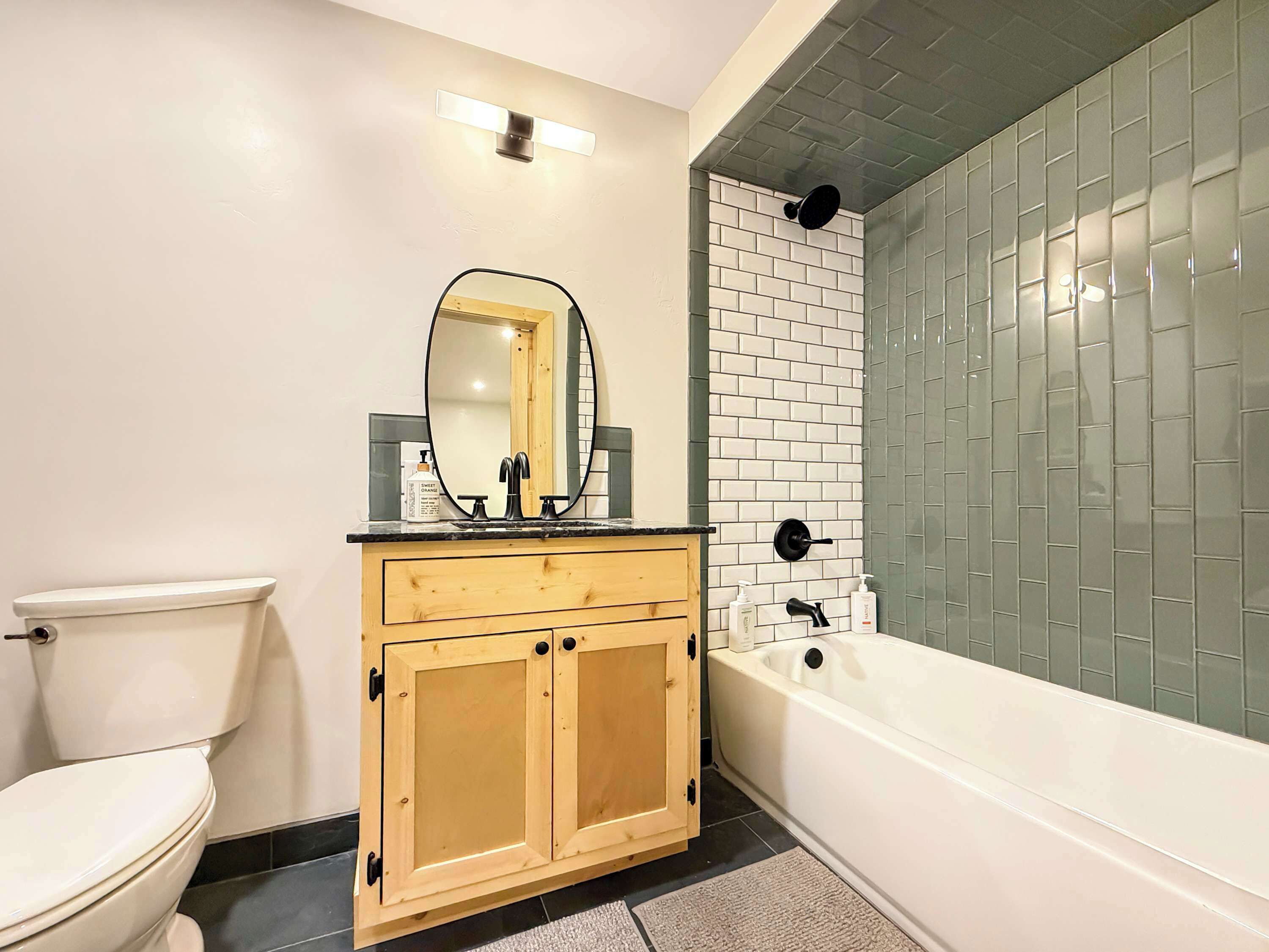 Een douche, een haardroger, handdoeken, shampoo