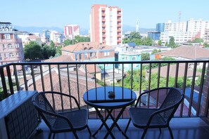 Comfort-Apartment, Balkon, Stadtblick | Speisen im Freien
