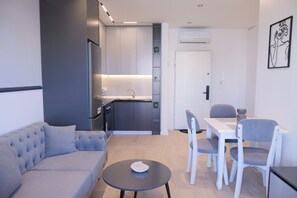 Comfort Apartment, Balcony, City View | Living area