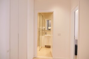 Comfort Apartment, Balcony, City View | Bathroom | Shower, hair dryer, towels, soap - Horizont Premium Apart-Hotel (Shkodër)