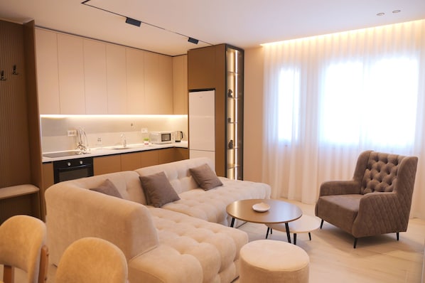 Deluxe Apartment, Courtyard View | Living area