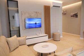 Comfort Apartment, 2 Bedrooms, Balcony, City View | Living area