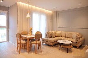 Comfort-Apartment, 2 Schlafzimmer, Balkon, Stadtblick | Wohnbereich