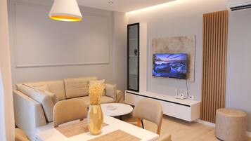 Comfort Apartment, 2 Bedrooms, Balcony, City View | Dining