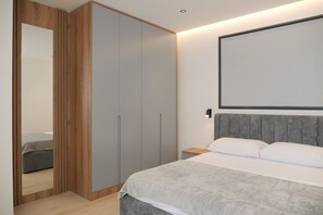 Deluxe-Apartment, Blick auf den Innenhof | Schreibtisch, Bügeleisen/Bügelbrett, kostenloses WLAN