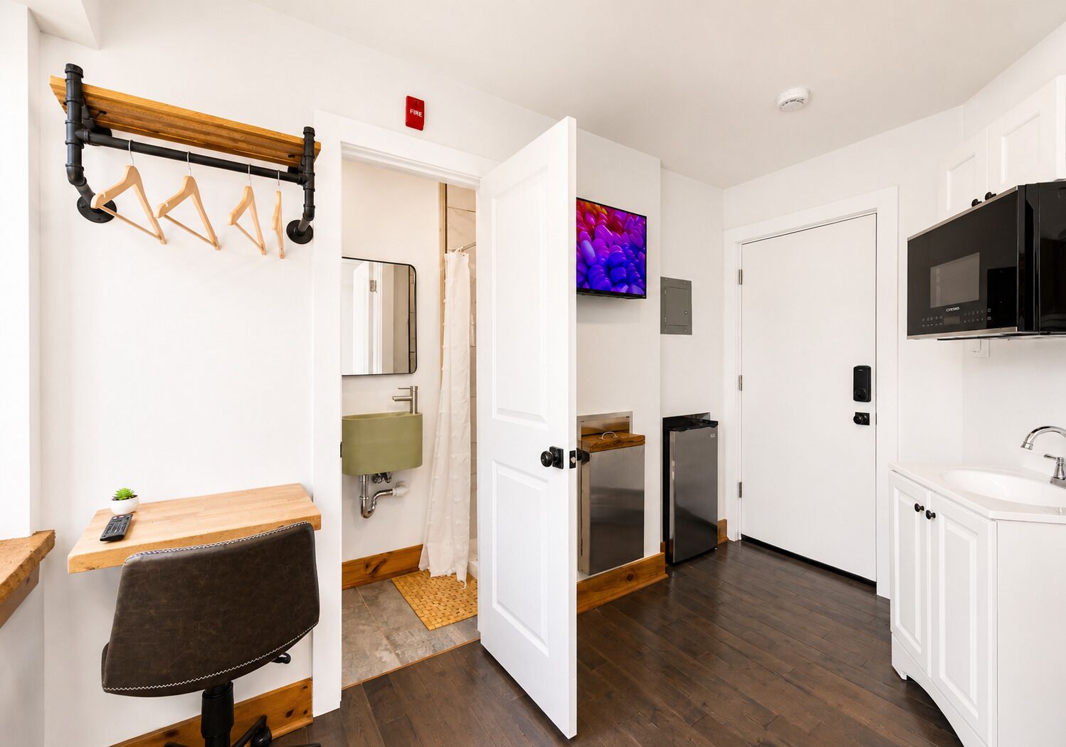 Standard Single Room, Roll-in Shower | Bathroom | Hair dryer, towels, soap, shampoo