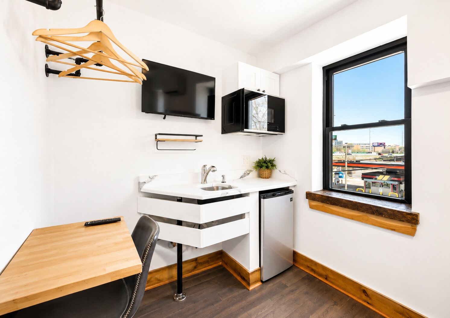 Standard Single Room, Non Smoking, Microwave | Private kitchen | Mini-fridge, microwave, oven, stovetop