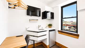 Standard Single Room, Non Smoking, Microwave | Private kitchen | Mini-fridge, microwave, oven, stovetop