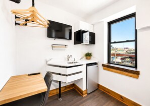 Standard Single Room, Non Smoking, Microwave | Private kitchen | Mini-fridge, microwave, oven, stovetop - 8BR Event Haven Near Top Attractions (Chester)