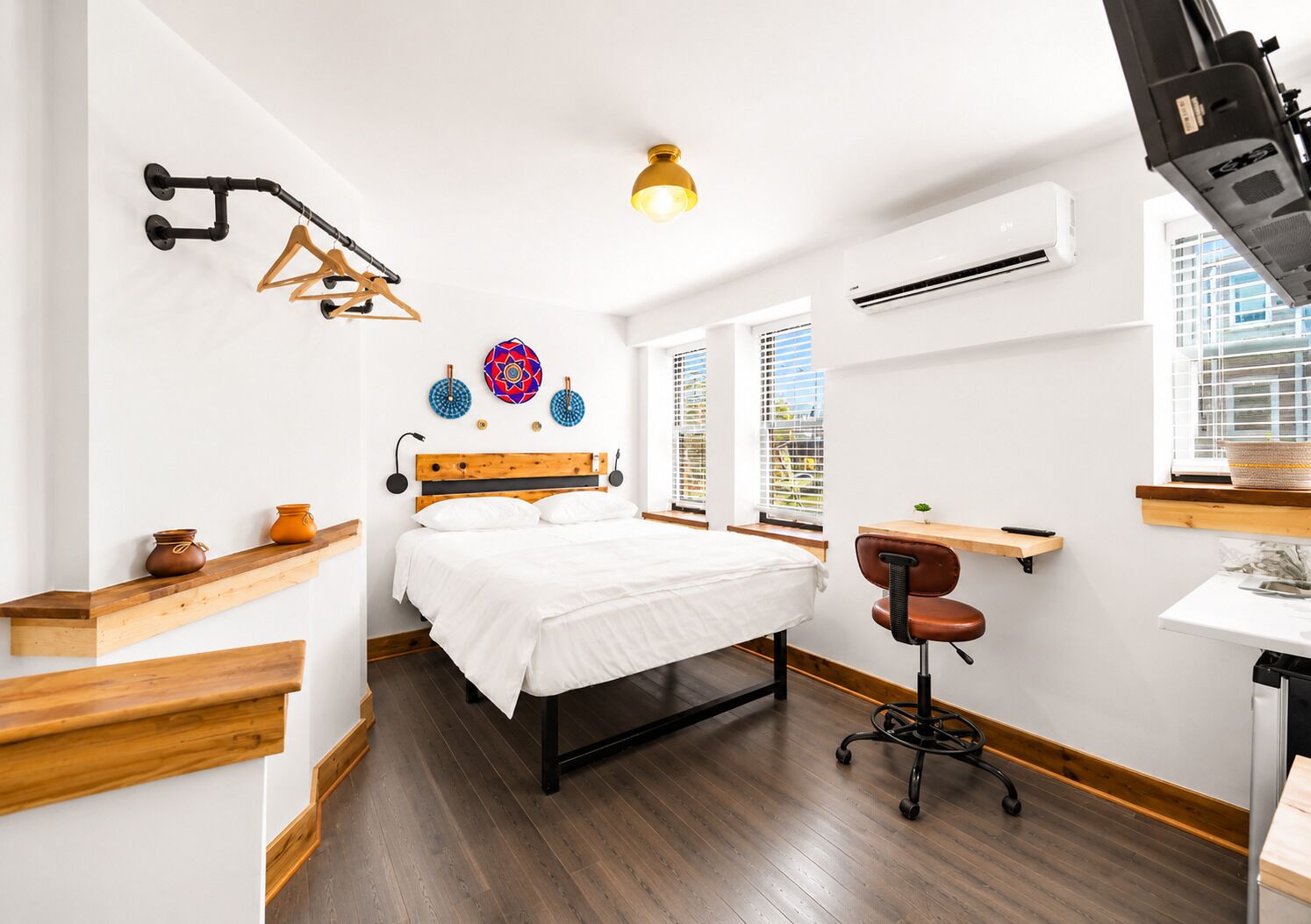 Standard Single Room, 1 Queen Bed, Roll-in Shower | Desk, laptop workspace, iron/ironing board, free WiFi