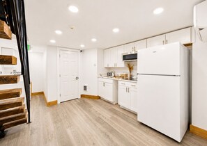 Mini-Kühlschrank, Mikrowelle, Ofen, Herdplatte
