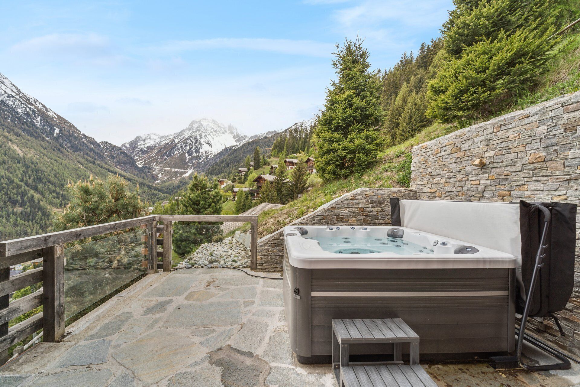 Outdoor spa tub