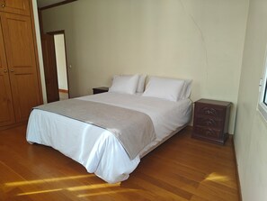 Room - Bright, airy, and full of natural light. Two minutes walk to the beach. (Ponta do Sol)