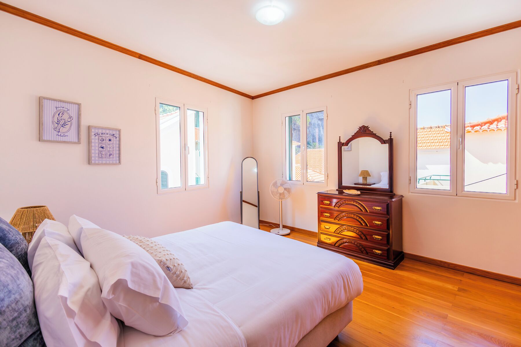 3 bedrooms, iron/ironing board, WiFi (free), bed sheets