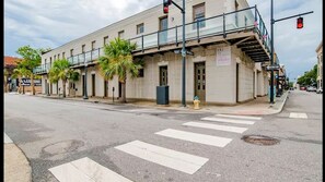 Exterior - Huge 2BD/2.5BA Condo in the Heart of Downtown Mobile on main Mardi Gras Route (Mobile)
